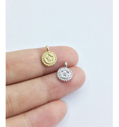 Pendentif mini piece avec lune gravée.