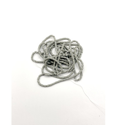 Rocaille tube facette gris opaque sur fil