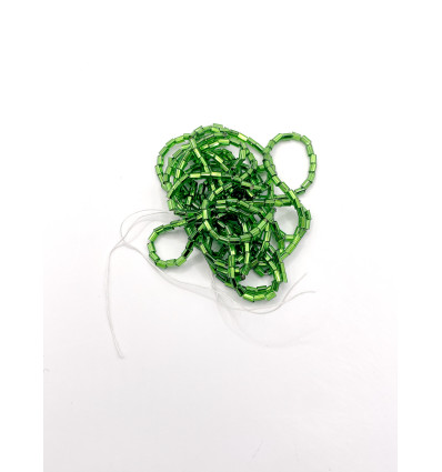 Rocaille tube facette trou carré vert clair sur argent sur fil