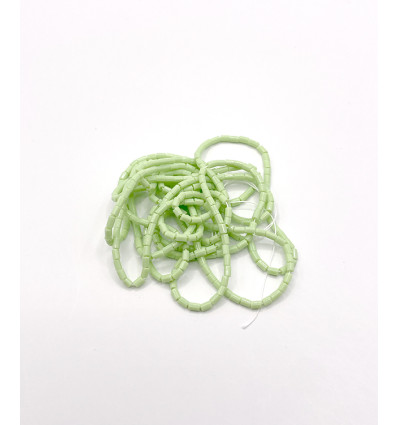Rocaille tube facette opaque vert clair sur fil