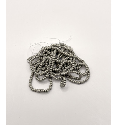 Rocaille diamantée gris clair mat 10/o sur fil