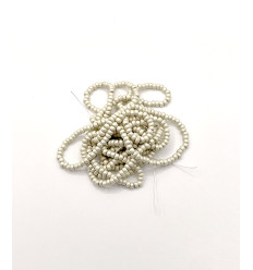 Rocaille diamantée beige clair mat 10/o sur fil
