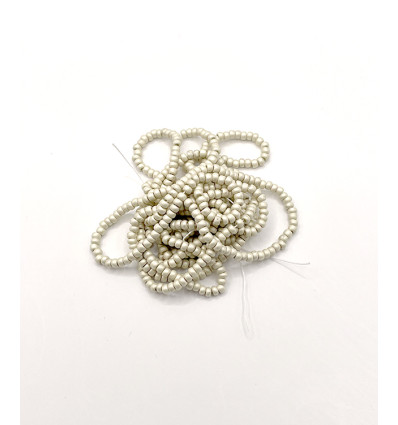 Rocaille diamantée beige clair mat 10/o sur fil